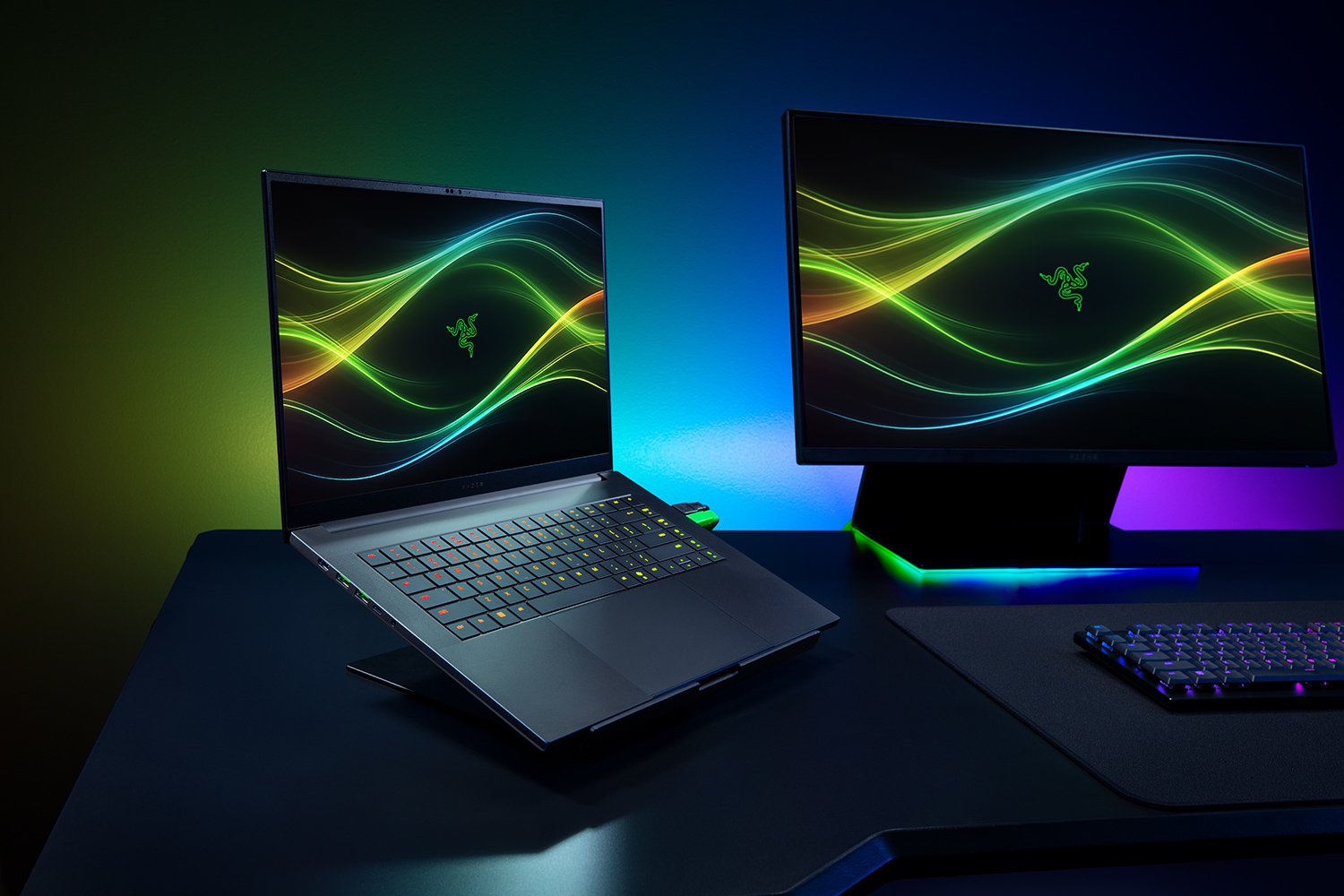 Razer Blade 16 QHD+ 240 Hz OLED GeForce RTX 5090 Gaming Laptop Black